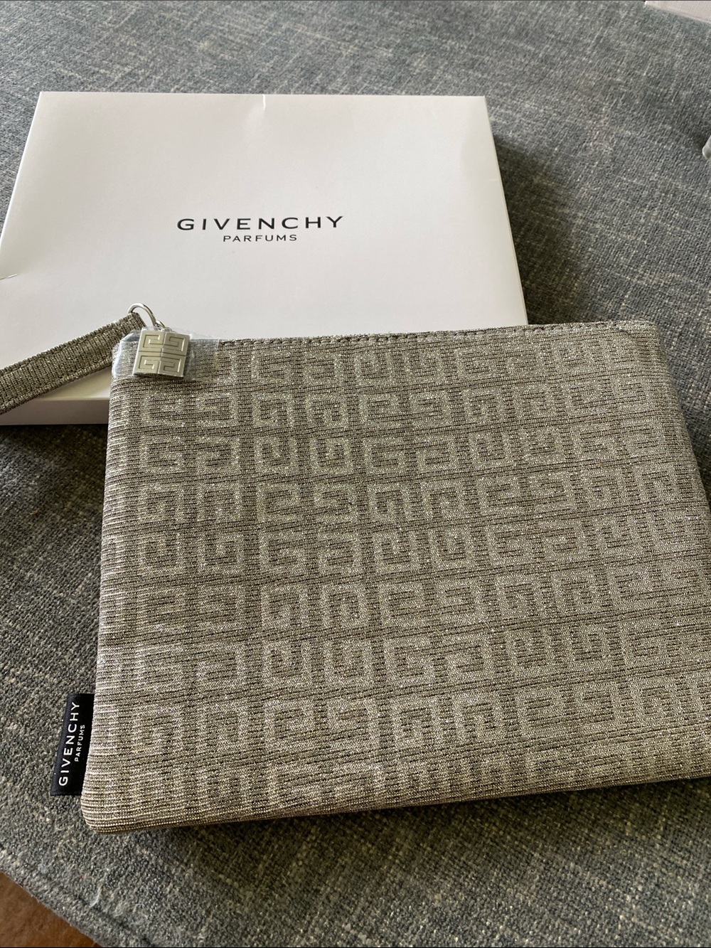 GIvenchy Sparkling Silver Metallic Mesh Wristlet Pouch Set - Picture 8 of 9